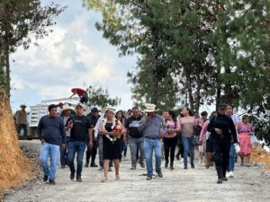 Alcaldesa de Xoxocotla entre obras a familias de distintas comunidades