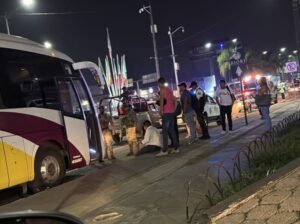 Conductor de AU resulta lesionado tras intento de asalto en la autopista Córdoba-Orizaba