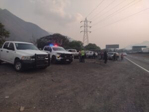 Lo ejecutan y abandonan a un costado de la autopista Puebla-Orizaba