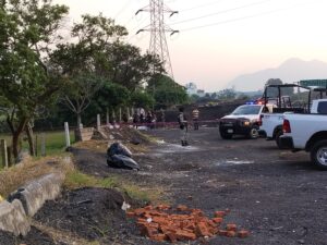 Lo ejecutan y abandonan a un costado de la autopista Puebla-Orizaba
