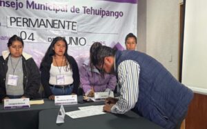 Juan Quiahua "Xinola", recibe su constancia de mayoría que lo acredita como alcalde electo de Tehuipango