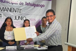 Juan Quiahua "Xinola", recibe su constancia de mayoría que lo acredita como alcalde electo de Tehuipango