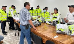 Personal de Tránsito y Vialidad Municipal de Zongolica recibe nuevos uniformes y calzado