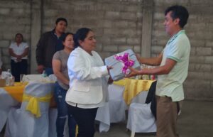 Alcaldesa de Rafael Delgado reconoce la labor magisterial