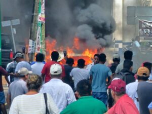 Desnundan y golpean a elementos de Tránsito en Tezonapa; les incendian sus unidades