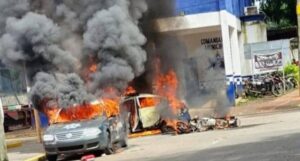 Desnundan y golpean a elementos de Tránsito en Tezonapa; les incendian sus unidades