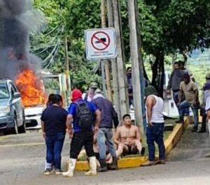 Desnundan y golpean a elementos de Tránsito en Tezonapa; les incendian sus unidades