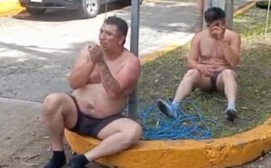 Desnundan y golpean a elementos de Tránsito en Tezonapa; les incendian sus unidades