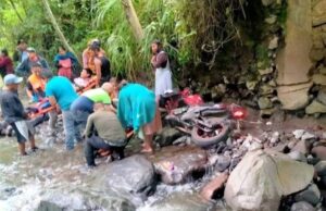 Una persona sin vida y dos lesionados tras caer de Motocicleta desde un puente
