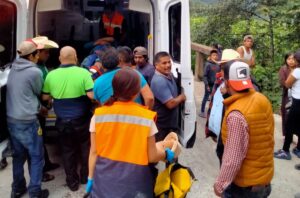 Una persona sin vida y dos lesionados tras caer de Motocicleta desde un puente