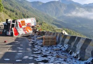 Conductor pierde la vida en fatal accidente en las Cumbres de Maltrata