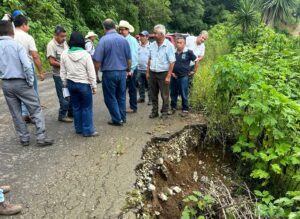 Autoridades de Zongolica y Diputada evalúan afectaciones en Carretera Coetzala–Xonamanca