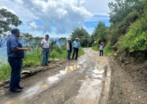 Autoridades de Zongolica y Diputada evalúan afectaciones en Carretera Coetzala–Xonamanca