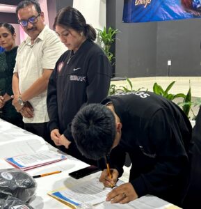 Campeones del boxeo de Zongolica firman contrato con Tigres Boxing Promotion