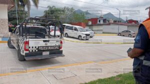 Estaba desaparecido y lo hayan muerto en Mariano EscobedoRicardo Pérez Bretón
El Vigilante Veracruzano
Mariano Escobedo. La tarde de este día, fue reportado a los números de emergencia el cuerpo al interior de un vehículo sin vida de un masculino en un área de estacionamiento de la Unidad Habitacional Palmira, perteneciente al municipio de Mariano Escobedo, arribando los cuerpos de emergencia y seguridad para atender la situación, además de la Fiscalía General del Estado.
Fue una llamada a los números de emergencia, alertando sobre el cuerpo de un masculino al interior de un vehículo sin aparentes signos vitales, por lo que se trasladaron de manera inmediata los cuerpos de emergencia y seguridad para atender la situación, lamentablemente ya no contaba con signos vitales, ya estaba en estado de descomposición.
Llevando a cabo la cadena de custodia correspondiente y notificando al personal de la Fiscalía General del Estado, la zona fue cerrada al paso de vehículos y personas para las investigaciones pertinentes.
Arribando personal de la Fiscalía General del Estado, peritos en criminalistica y Policía Ministerial Acreditable, quienes tomaron conocimiento de la situación y llevaron a cabo el peritaje correspondiente, ordenando el levantamiento del cuerpo para ser enviado al semefo de Orizaba, para practicar la necropsia de ley y fuese reconocido oficialmente por su familia.
El hoy occiso respondia al nombre de Josymar Rossainz Hernández, tenía 38 años de edad, quien era trabajador del Instituto Mexicano del Seguro Social, estaba reportado como desaparecido desde el día 13 de agosto del presente año, su cuerpo estaba al interior de un vehículo.
Dicha unidad era Vento color gris, con placas de circulación YFD-731-A, estaba en la zona de estacionamiento de la Unidad Habitacional Palmira de Mariano Escobedo, después de concluir las diligencias correspondientes, el vehículo fue puesto a disposición de la autoridad correspondiente para las investigaciones pertinentes.
Serán las investigaciones pertinentes las que determinen las causas reales de la muerte de la persona, aunque presuntamente su muerte fue por causas naturales.