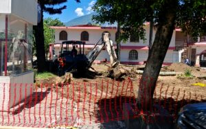Rehabilitan parque central de Rafael Delgado