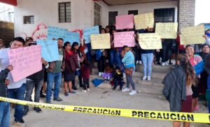 Padres de familia de Tehuipango toman supervisiones escolares