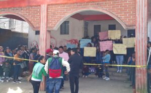 Padres de familia de Tehuipango toman supervisiones escolares