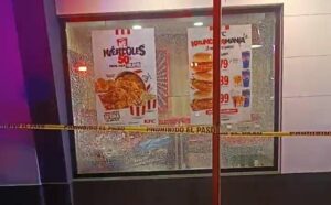 Lo ejecutan en el interior de KFC en Córdoba