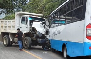 Más de 14 personas lesionadas deja choque entre autobús de pasajeros y camión de volteo en Tlilapan