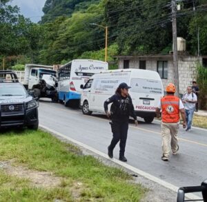Más de 14 personas lesionadas deja choque entre autobús de pasajeros y camión de volteo en Tlilapan
