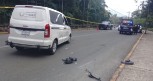 Muere motociclista al ser impactado por camioneta