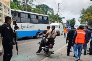 Más de 14 personas lesionadas deja choque entre autobús de pasajeros y camión de volteo en Tlilapan