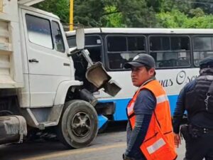Más de 14 personas lesionadas deja choque entre autobús de pasajeros y camión de volteo en Tlilapan