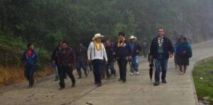 Autoridades Municipales de Zongolica pavimentan un tramo carretero en Quetzaltototl