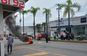 Con quema de llantas y bloqueo, piden destitución de Directivos del Hospital Yanga