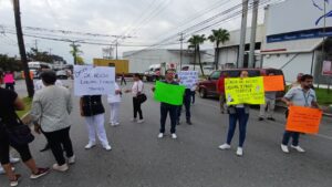 Con quema de llantas y bloqueo, piden destitución de Directivos del Hospital Yanga