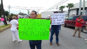 Con quema de llantas y bloqueo, piden destitución de Directivos del Hospital Yanga