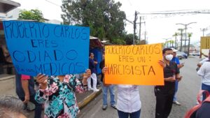Con quema de llantas y bloqueo, piden destitución de Directivos del Hospital Yanga