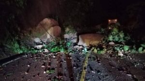 Derrumbe bloquea la Carretera federal Orizaba-Zongolica a la altura de Tequila