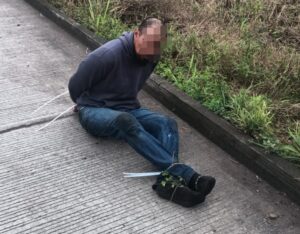 Los abandonan amarrados sobre la autopista Córdoba-Veracruz