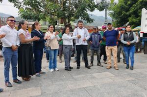 Ayuntamiento de Zongolica entrega dos nuevas patrullas y un camión de volteo