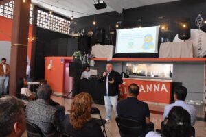 Toño May presenta proyecto para impulsar educación ambiental y manejo responsable de residuos a directivos escolares