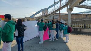 Trabajadores del IMSS BIENESTAR protestan bloqueando carreteras