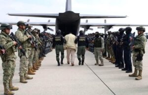 Trasladan de México a Estados Unidos a 37 líderes criminales de alto impacto