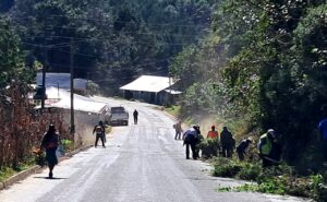 Continúa la limpieza de calles y caminos en Xoxocotla
