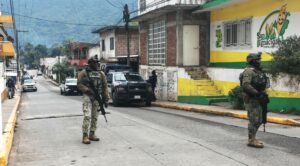 Federales y estatales catean domicilios en Rafael Delgado