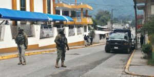 Federales y estatales catean domicilios en Rafael Delgado