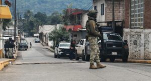 Federales y estatales catean domicilios en Rafael Delgado