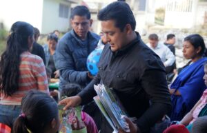 Reyes Magos llegan a las comunidades más alejadas de Zongolica 