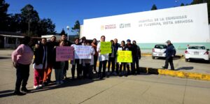 Trabajadores de la salud bloquean carretera en Tlaquilpa por falta de pagos