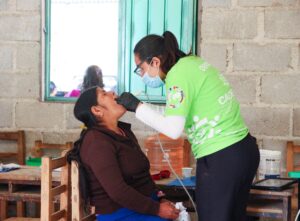 Dif de Zongolica y CADENA AC llevan apoyos médicos y cobijas a familias de Quetzaltototl