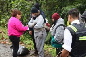 PC de Mariano Escobedo rescata a 5 jóvenes que se habían extraviado en Cerro del Tepoztecatl