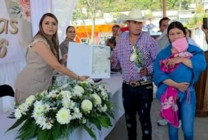 44 parejas formalizan su unión en La Perla