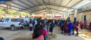 Dif de Zongolica y CADENA AC llevan apoyos médicos y cobijas a familias de Quetzaltototl