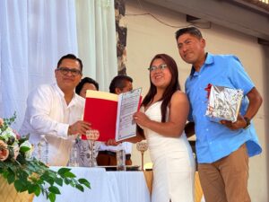 40 parejas sellan su amor en bodas colectivas en Nogales